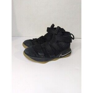 Nike LeBron Soldier 13c Boys basketball shoe in Black and gum colorway